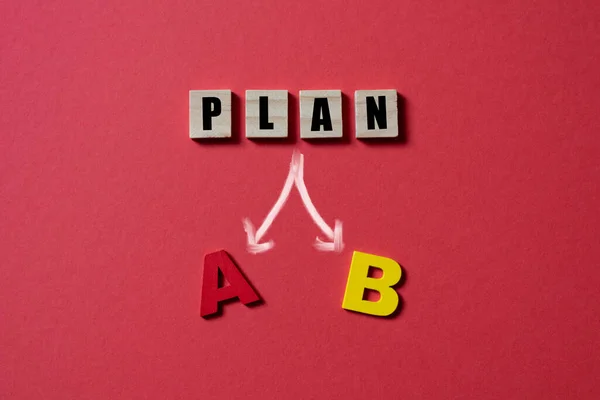 A ya da B planı olan ahşap kiremitler. Planlama ve iş kavramı