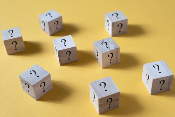 Caja Cubo Madera Con Signo Interrogación Sobre Fondo Amarillo Concepto — Foto de Stock