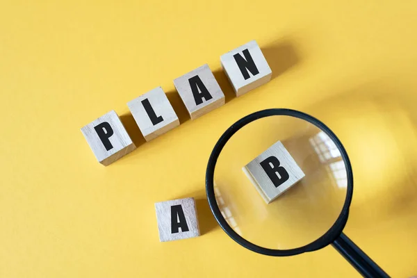 Sarı arka plandaki B planına yakınlaştırıyorum. Strateji, işletme yönetimi ve seçenek