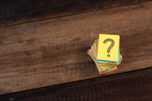 Papel Multicolor Con Marca Pregunta Sobre Fondo Mesa Madera Preguntas —  Fotos de Stock
