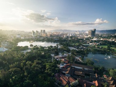 Kuala Lumpur, Malezya 'da akşam güneşiyle Titiwangsa Gölü' nün hava manzarası