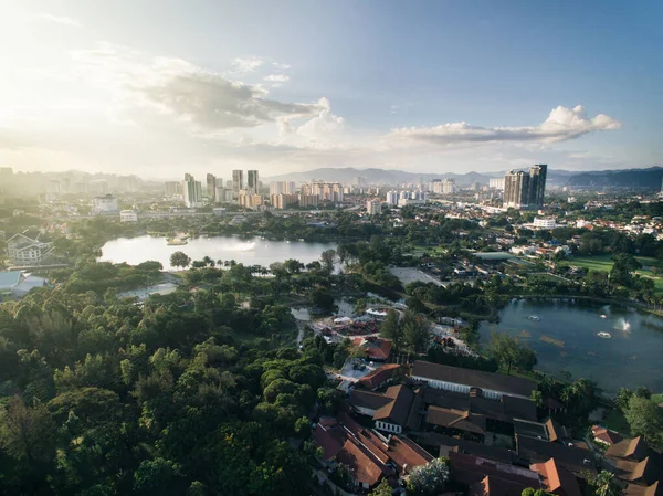 Kuala Lumpur, Malezya 'da akşam güneşiyle Titiwangsa Gölü' nün hava manzarası