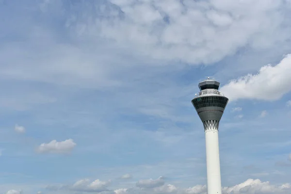 Sepang, selangor, Malezya - 6 Aralık 2017: Kuala Lumpur Uluslararası Havalimanı, Selangor, Malezya 'da mavi gökyüzü geçmişine sahip bir kontrol kulesi