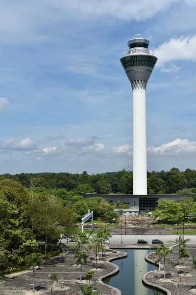 Sepang, selangor, Malezya - 6 Aralık 2017: Kuala Lumpur Uluslararası Havalimanı, Selangor, Malezya 'da mavi gökyüzü geçmişine sahip bir kontrol kulesi