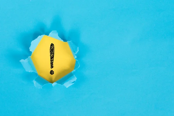 Papel Rasgado Azul Revelando Ponto Exclamação Papel Amarelo Conceito Fundo — Fotografia de Stock