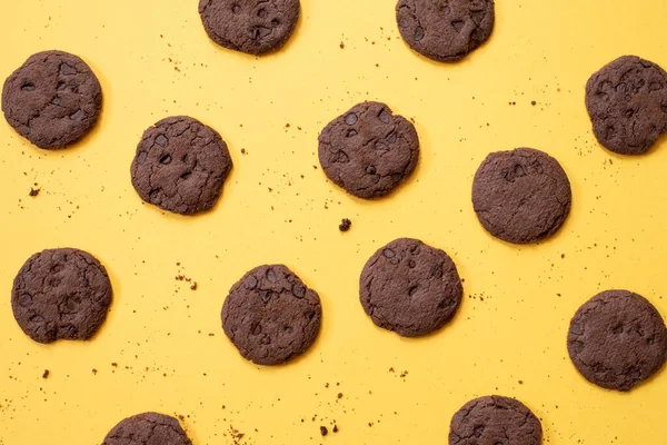 Por Encima Vista Galletas Chispas Chocolate Con Desmoronarse Concepto Comida — Foto de Stock