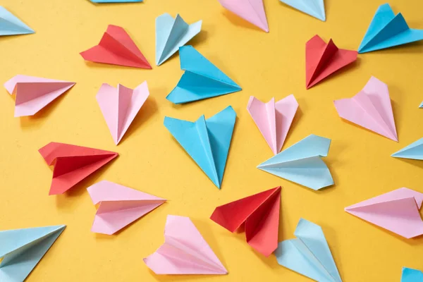 Aviões Papel Origami Coloridos Fundo Cor Amarela Infância Liberdade Arte — Fotografia de Stock