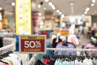 Etikette giyim mağazasında yüzde 50 indirim var. Alışveriş, pazarlama ve tatil indirimi kavramı