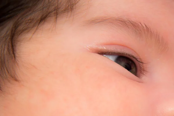 Bonito Pequeno Bebê Saudável Olho Perto — Fotografia de Stock