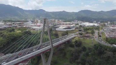 Köprü Viaducto Çarı Gaviria Trujillo havadan vuruldu. Pereira, Kolombiya. Yoldaki arabalar.