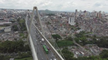 Köprü Viaducto Çarı Gaviria Trujillo havadan vuruldu. Pereira, Kolombiya. Yoldaki arabalar.