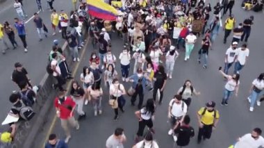 Pereira, Risaralda Kolombiya - 28 Nisan 2021: Kolombiyalıların hak ve vergi reformlarına karşı yürüdükleri yürüyüşün hava görüntüsü
