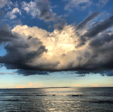 Kıbrıs Rum Kesimi 'nin Larnaka kentinde gün batımında güneş bulutları peş peşe