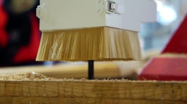 Ahşap işleme CNC yönlendiricisi devrede.