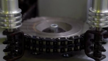 Zincirle çalışan metal hareketli çerçeve.