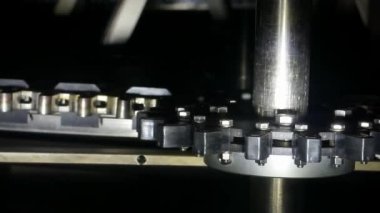 Metal dişlilerle dönen mekanizma