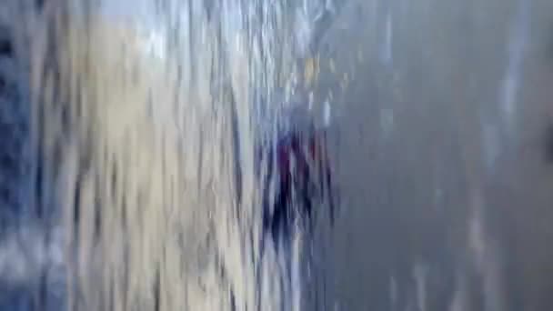 Фон из потока воды, льющейся сверху. — стоковое видео