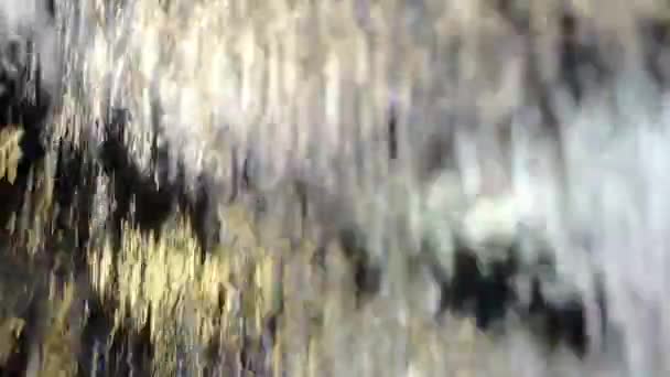 Hintergrund aus einem Wasserstrom, der von oben strömt. — Stockvideo