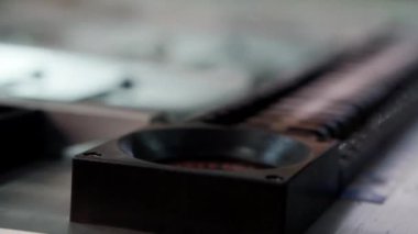 Üretimde elektronik bileşenlerin üretimi.
