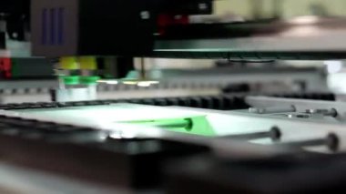 Elektrik bileşenleri ve mikro devrelerin üretimi.