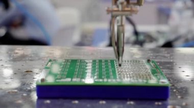 Üretimde elektronik bileşenlerin üretimi.