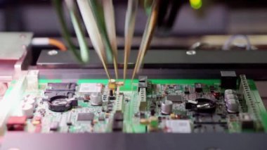 Elektrik bileşenleri ve mikro devrelerin üretimi.