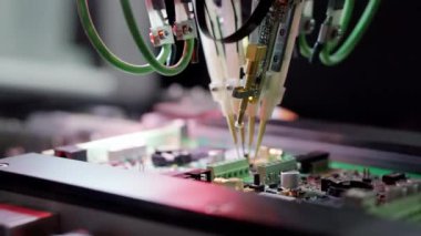 Elektronik mikro devrelerin üretimi için otomatik işlem.