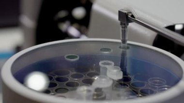 Laboratuvardaki bir biyokimyasal analizcinin işi..