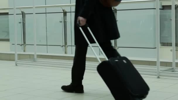 Seorang pria dengan koper di atas roda. — Stok Video