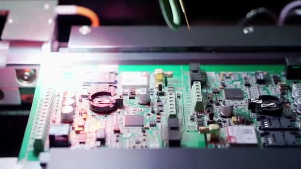 Piccoli aghi diagnosticano un circuito elettronico. — Video Stock
