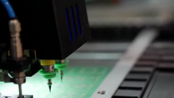 Processus automatisé pour la production de microcircuits électroniques. — Video