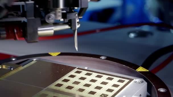 Automatiserad process för tillverkning av elektroniska mikrokretsar. — Stockvideo