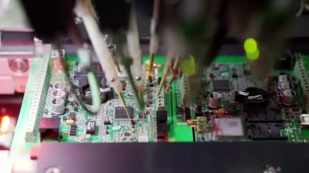 Productie van elektronische componenten in productie. — Stockvideo