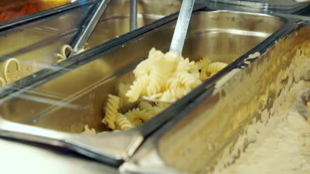 De kok in de eetkamer legt de pasta op een bord. — Stockvideo