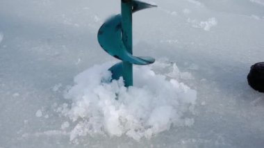 Balıkçı çengeli ile buz delmek