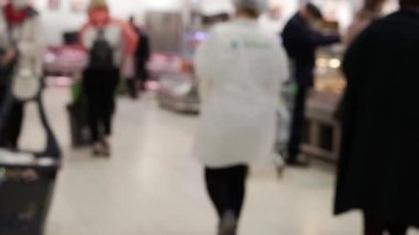 Tanımlanamayan kişilerle bulanık arkaplan.