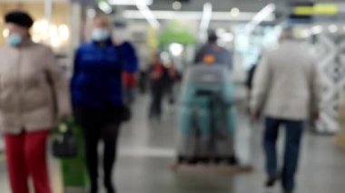 Tanımlanamayan kişilerle bulanık arkaplan.