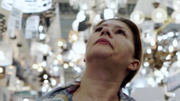 Portrét brunetky v obchodě s lampami. — Stock video
