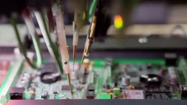 Elektronik panoların, işlemcilerin ve mikro devrelerin üretimi.