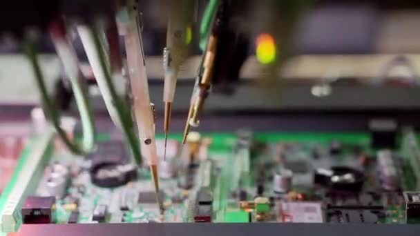 Vervaardiging van elektronische platen, processoren en microschakelingen. — Stockvideo