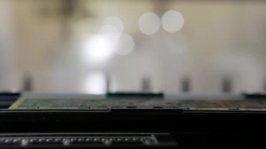 Üretimde elektronik bileşenlerin üretimi.