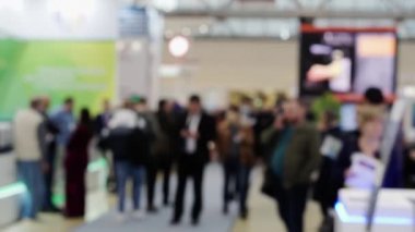 Tanımlanamayan kişilerin odaklanmamış videosu.