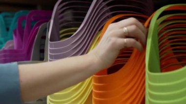 Bir hırdavatçıda tüketici.