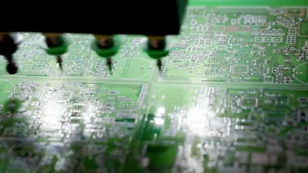 Processus automatisé pour la production de microcircuits électroniques. — Video