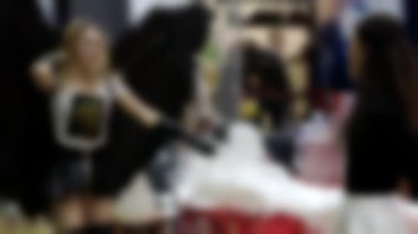 Dans eden iki kızın bulanık siluetleri.