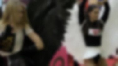 Dans eden iki kızın bulanık siluetleri.