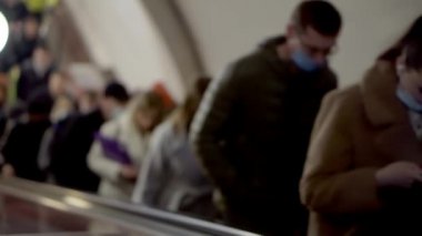 Metrodaki insanların odaksız videosu..