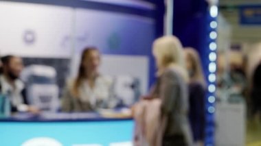 Birkaç iş kadını pazarlık yapıyor..