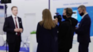 Gazeteciler bir iş adamıyla röportaj yapıyor..