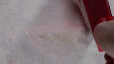 Duvara bir fırça ile astar uygulamak.